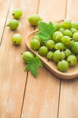 Tahta bir masada naneli taze ve doğal bektaşi üzümü. Böğürtlen organik, vitamin yiyecekleri.
