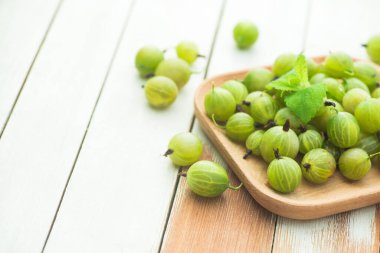 Tahta bir masada naneli taze ve doğal bektaşi üzümü. Böğürtlen organik, vitamin yiyecekleri.
