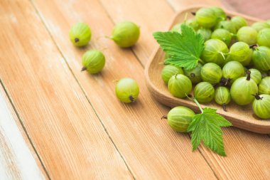 Tahta bir masada naneli taze ve doğal bektaşi üzümü. Böğürtlen organik, vitamin yiyecekleri.