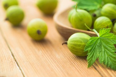 Tahta bir masada naneli taze ve doğal bektaşi üzümü. Böğürtlen organik, vitamin yiyecekleri.