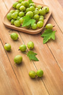 Tahta bir masada naneli taze ve doğal bektaşi üzümü. Böğürtlen organik, vitamin yiyecekleri.