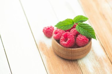 Tahta bir masada naneli taze ve doğal ahududu. Böğürtlen organik, vitamin yiyecekleri.