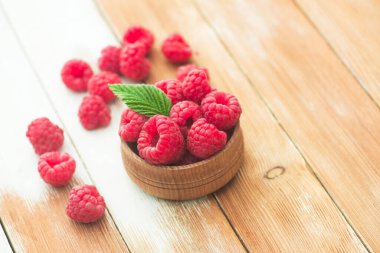 Tahta bir masada naneli taze ve doğal ahududu. Böğürtlen organik, vitamin yiyecekleri.