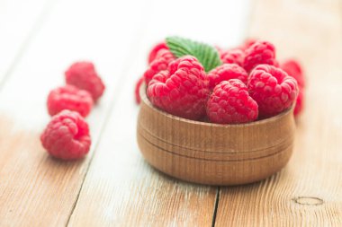 Tahta bir masada naneli taze ve doğal ahududu. Böğürtlen organik, vitamin yiyecekleri.