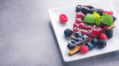 Taze böğürtlenli, ahududulu, üzümlü, yaban mersinli ve yeşil naneli tatlı pasta..