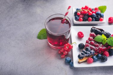 Taze böğürtlenli, ahududulu, üzümlü, yaban mersinli ve yeşil naneli, kırmızı limonatalı tatlı pasta. Boşluk metni kopyala