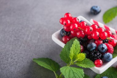 Taze böğürtlen, üzümlü, yaban mersinli, ahududu arkaplanlı. vitamin karışımı.
