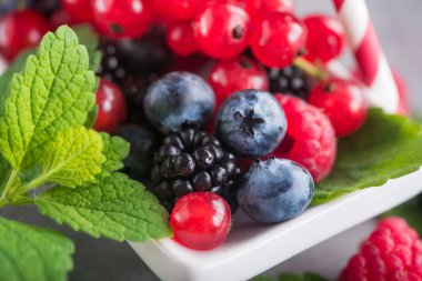 Taze böğürtlen, üzümlü, yaban mersinli, ahududu arkaplanlı. vitamin karışımı.