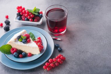 Taze böğürtlenli, ahududulu, üzümlü, yaban mersinli ve yeşil naneli, kırmızı limonatalı tatlı pasta..