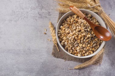 Taş bir masada tohum ve buğdaylı kâse içinde lezzetli gevrek tanecikler. Sağlıklı kahvaltılık mısır gevreği. Üst Manzara. metin için boşluk kopyala