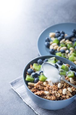 Mısır gevreğiyle sağlıklı kahvaltı yabanmersinli, kivili, yoğurtlu ve mavi kasede yer fıstıklı. Günaydın tatlı tatlı atıştırmalık.