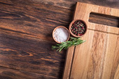 Baharat, tuz ve siyah kâğıt, biberiye ve ahşap bir masada. Üst Manzara. metin için boşluk kopyala