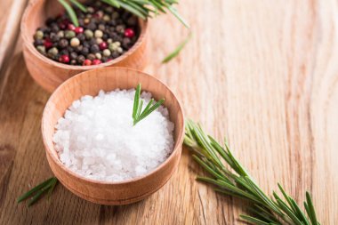 Baharat, tuz ve siyah kâğıt, biberiye ve ahşap bir masada. metin için boşluk kopyala