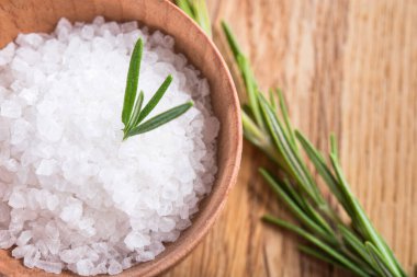 Baharat, tuz ve siyah kağıt kaplama, ahşap bir masada biberiye.