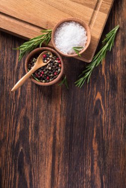 Baharat, tuz ve siyah kâğıt, biberiye ve ahşap bir masada. Üst Manzara. metin için boşluk kopyala
