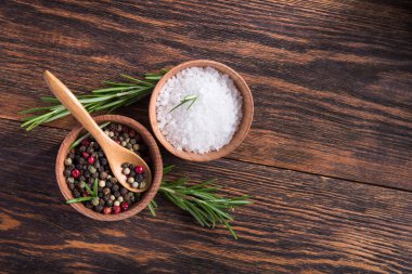 Baharat, tuz ve siyah kâğıt, biberiye ve ahşap bir masada. Üst Manzara. metin için boşluk kopyala