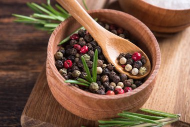 Baharat, tuz ve siyah kağıt kaplama, ahşap bir masada biberiye.