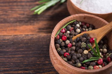 Baharat, tuz ve siyah kâğıt, biberiye ve ahşap bir masada. metin için boşluk kopyala