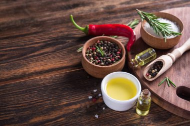 Tuz, karabiber, biberiye dalı, tahta kesme masasında kırmızı acı biber..