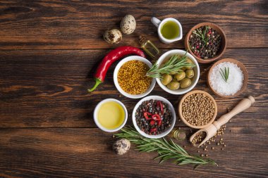 Tahta bir masada farklı baharatlar ve sebzeler. İtalyan yemek malzemeleri. en üstteki görünüm