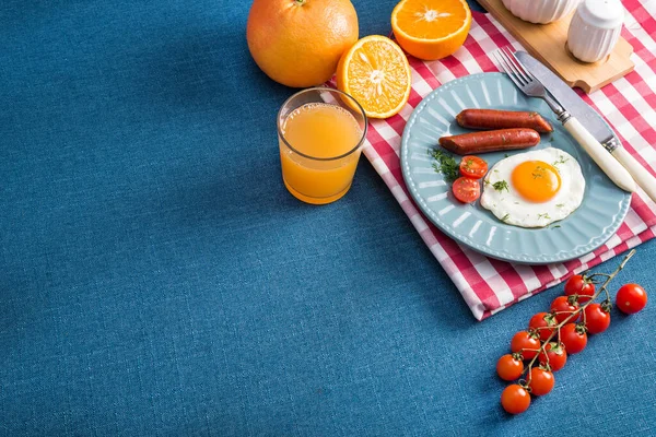Healthy Breakfast Fried Eggs Griled Sausages Tomato Blue Tablecloth Kitchen — Stock Photo, Image