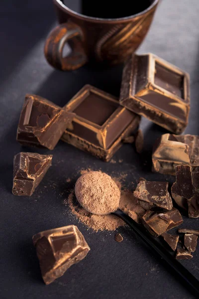 Grandes Piezas Chocolate Negro Cacao Polvo Taza Café Mesa Negra — Foto de Stock