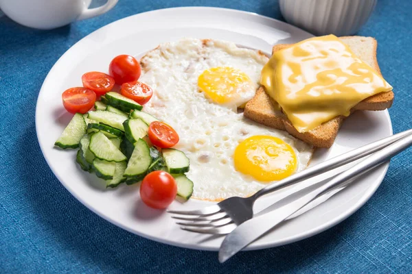 Healthy Breakfast Fried Eggs Vegetables Toast Cheese — Stock Photo, Image