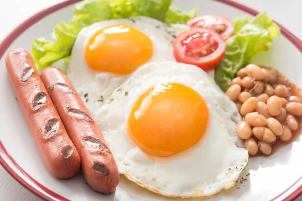 English Breakfast Fried Egg Beans Tomatoes Sausage Fresh Lettuce Leaf — Stock Photo, Image