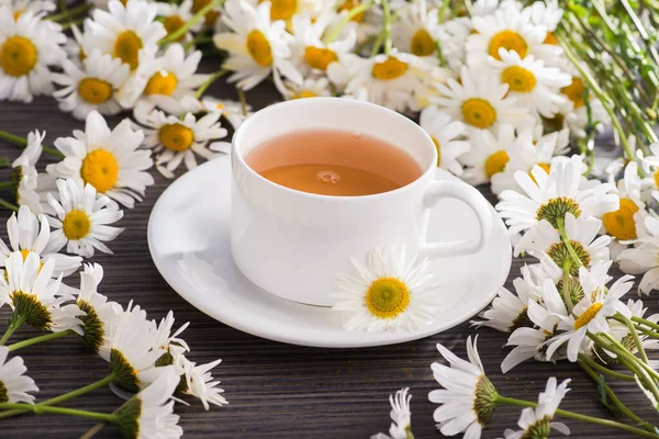 Egy Csésze Kamillateát Virágokkal Asztalon Egészséges Természetes Ital — Stock Fotó