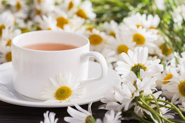 Egy Csésze Kamillateát Virágokkal Asztalon Egészséges Természetes Ital — Stock Fotó