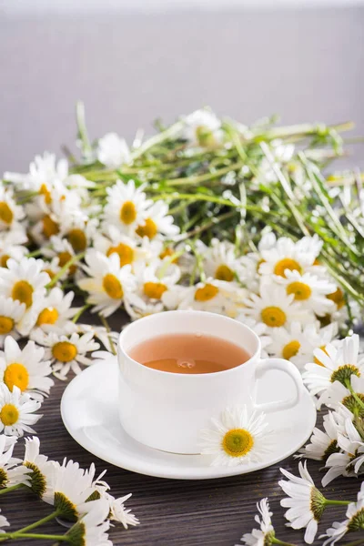 一杯菊花茶 桌上放着花 健康的天然饮料 — 图库照片