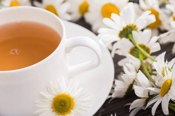 Tasse Tisane Camomille Avec Des Fleurs Sur Une Table Boisson — Photo