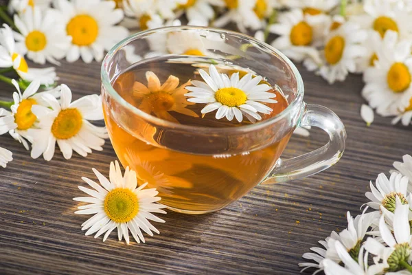 Coupe Verre Avec Tisane Aux Fleurs Camomille Sur Fond Bois — Photo