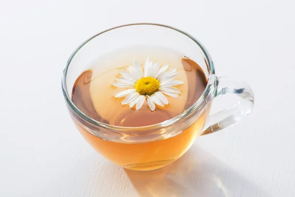 Coupe Verre Avec Tisane Aux Fleurs Camomille Sur Fond Blanc — Photo