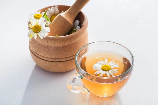 Coupe Verre Avec Tisane Aux Fleurs Camomille Sur Fond Blanc — Photo