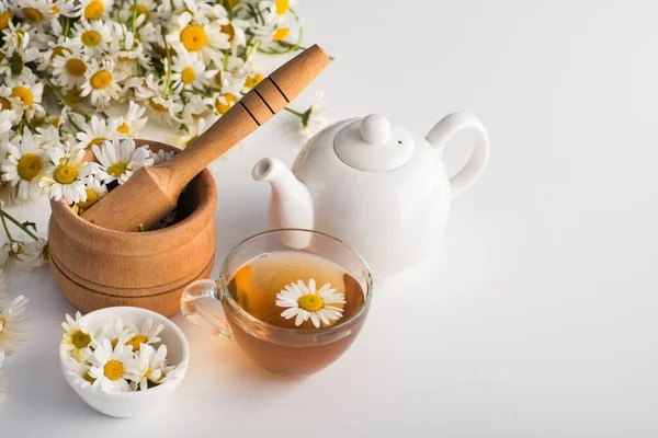 Coupe Verre Avec Tisane Aux Fleurs Camomille Sur Fond Blanc — Photo