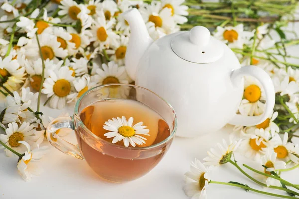 Coupe Verre Avec Tisane Aux Fleurs Camomille Sur Fond Blanc — Photo