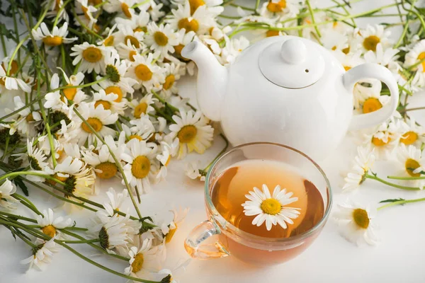 Coupe Verre Avec Tisane Aux Fleurs Camomille Sur Fond Blanc — Photo