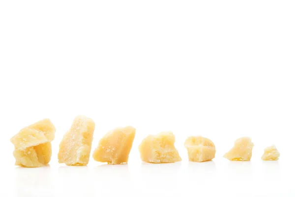Parmesan Käsestücke Isoliert Auf Weißem Hintergrund — Stockfoto