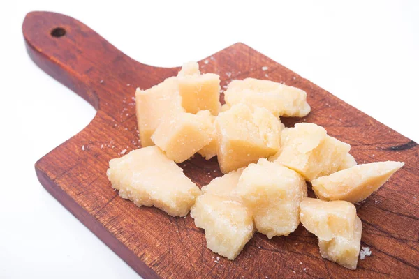 Parmesan Käsestücke Auf Einem Holzbrett Isoliert Auf Weißem Hintergrund — Stockfoto