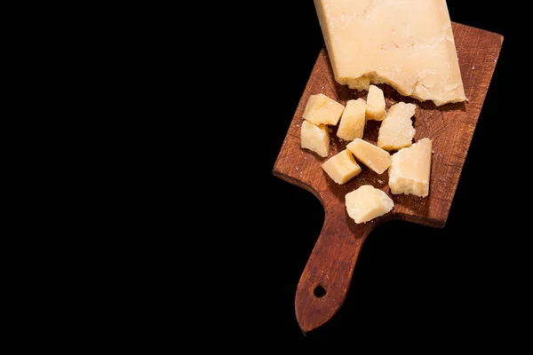 パーティション木製のボード上のパルメザンチーズのおいしいと新鮮な作品 黒の背景 トップビュー — ストック写真