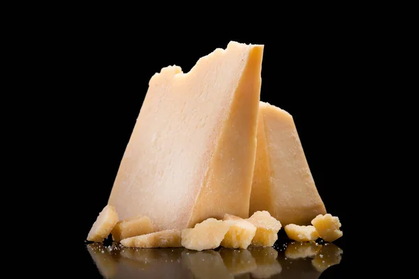 パーティション木製のボード上のパルメザンチーズのおいしいと新鮮な作品 黒の背景 — ストック写真