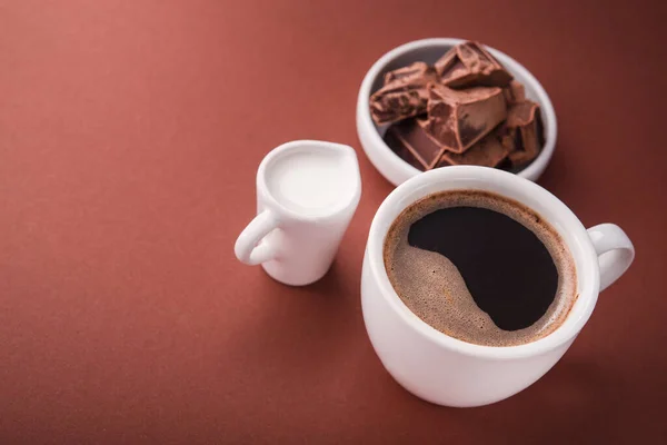 Taza Café Con Jarra Leche Sobre Fondo Color Marrón — Foto de Stock