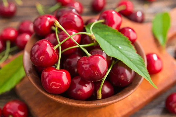 Frische Rote Kirschen Mit Schneidebrett Auf Einem Holztisch Rustikales Erntekonzept — Stockfoto