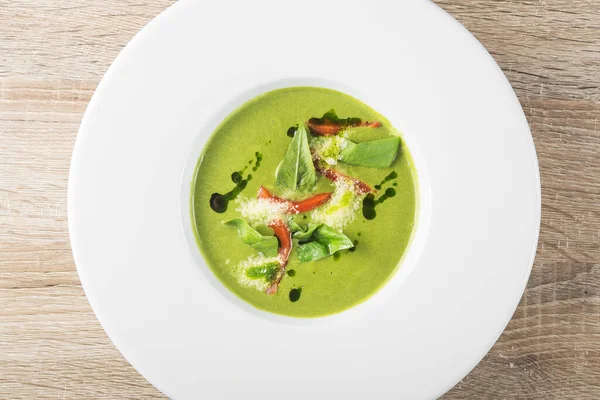 健康的素食绿奶油汤菠菜放在白盘上 顶部视图 — 图库照片
