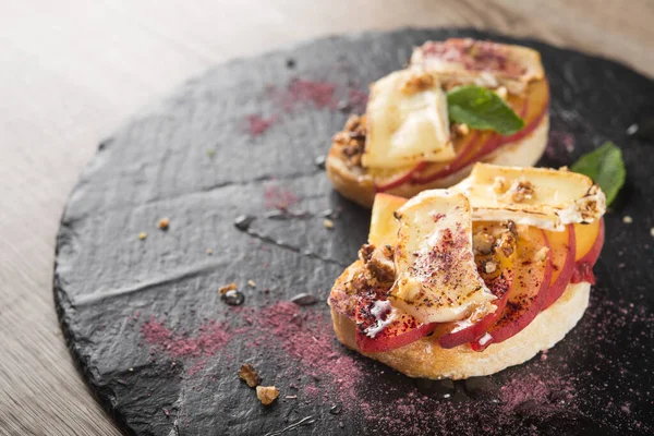 Saboroso Bruschetta Italiano Com Queijo Brie Camembert Pêssego Uma Mesa — Fotografia de Stock