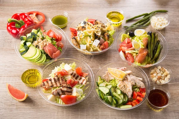 Taze salatalı bir paket yiyecek plastiği. Sağlıklı yiyecekler. Üst görünüm.