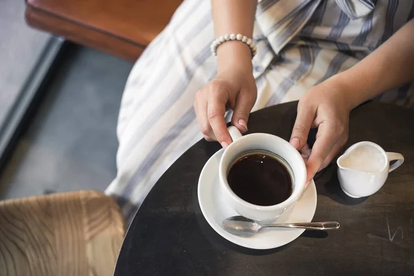 Jong Meisje Een Cafe Met Een Kopje Americano Koffie — Stockfoto