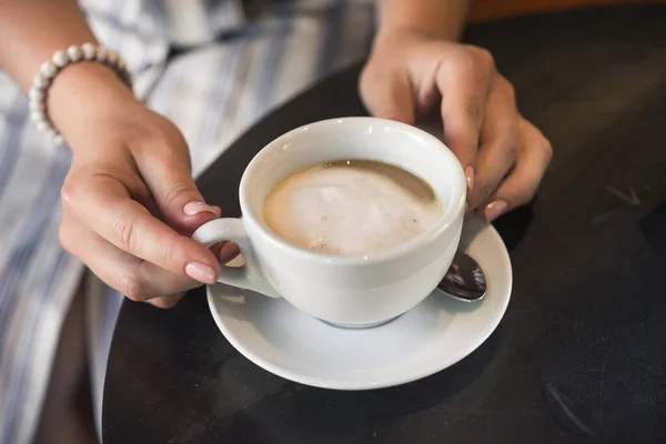 Jeune Fille Dans Café Avec Une Tasse Café Américain — Photo