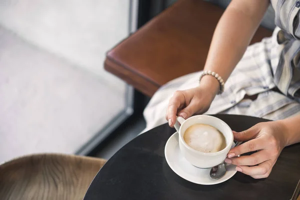 Jeune Fille Dans Café Avec Une Tasse Café Américain — Photo